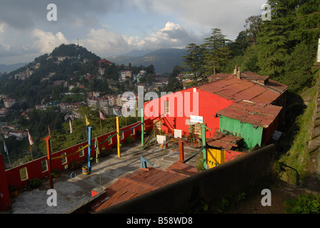 Ein Haus gemalt in leuchtenden Farben in der Sonne in Simla - ein Hügel-Station in Himachal Pradesh, Nordindien, Asien Stockfoto