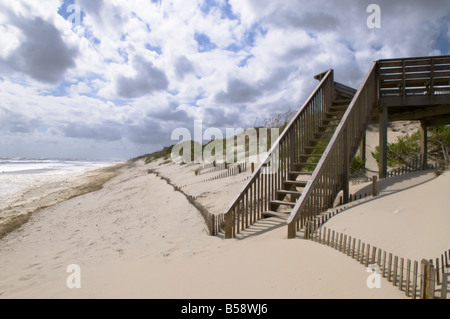 Verwitterte Holztreppe führt zu einem leeren Strand am Ende des Sommers Outer Banks, North Carolina USA Stockfoto