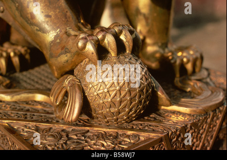 Nahaufnahme von der Pfote ein vergoldeter Bronze Löwe hält einen Feuerball, Symbol der Kraft, in der verbotenen Stadt in Peking, China Stockfoto