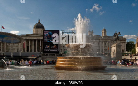 Menschenmassen auf dem Trafalgar Square ansehen die Auftaktetappe der Tour de France-London Stockfoto