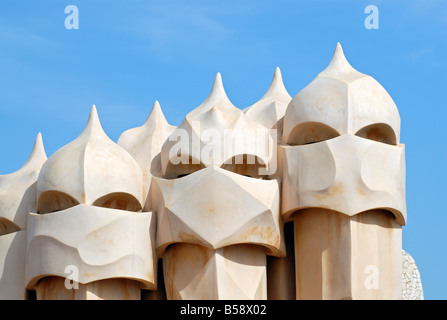 Krieger wie Schornsteine auf Terrasse Dach der Casa Mila La Pedrera Gebäude entworfen von Antoni Gaudi Barcelona Katalonien Spanien Stockfoto