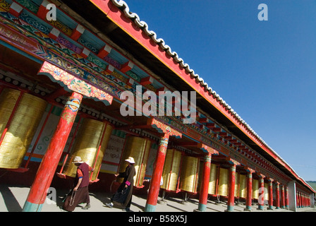 Zwei alte Frauen drehen Gebetsmühlen, Tagong Tempel Tagong, Sichuan, China Stockfoto