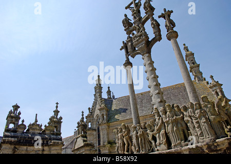 Wegkreuz, Pfarrei Gehäuse, Saint Thegonnec Kirche, St. Thegonnec, Nord-Finistere, Bretagne, Frankreich Stockfoto