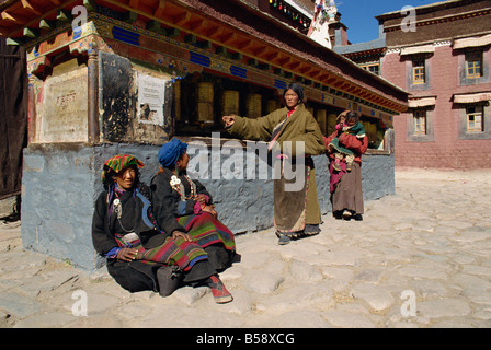 Gebetsmühlen Sakya Kloster Tibet China Asien Stockfoto