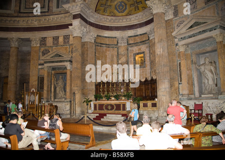 Der Altar und die Touristen in das Pantheon, Piazza della Rotonda, Rom, Italien Stockfoto