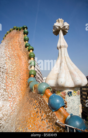 Bizarre Schornsteine und Dach ragen vom Dach der Casa Batlló, Anton Gaudís modernistischen Apartment-Haus in Barcelona Stockfoto