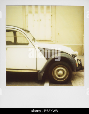 Polaroid von alten schwarz-weiß Citroen 2CV geparkt auf Straße Paris Frankreich Europa Stockfoto