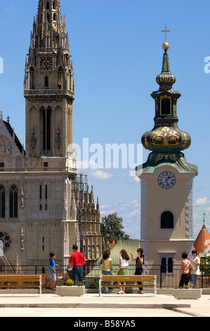 Blick in Richtung St.-Stephans-Kathedrale und die Kirche St. Maria von Jezuitski Square, Gorni Grad (Oberstadt), Zagreb, Kroatien Stockfoto
