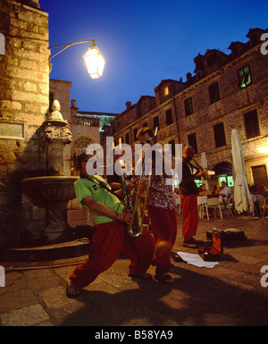 Musiker spielen zu den Restaurant-Massen in der alten Stadt Dubrovnik Dalmatien Kroatien Europa Stockfoto