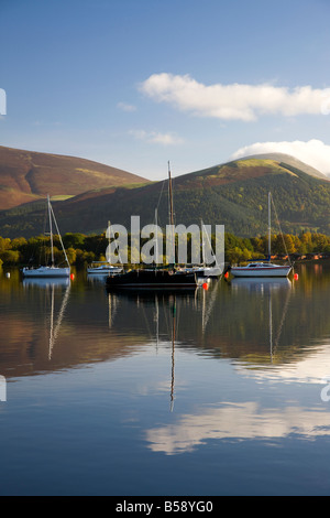 Blick über Derwentwater Richtung Segelboote im Herbst, Lake District, Cumbria Stockfoto