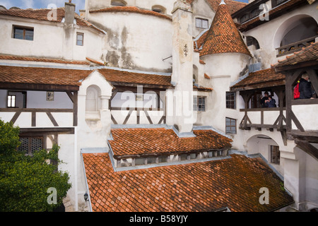 Bran Siebenbürgen Rumänien Europa Draculas Schloss rot gefliest, Dächer und Balkone um Innenhof Stockfoto