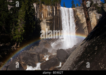 Regenbogen erstellt von Nebel von Vernal Fall März 2005 Vernal Fall ist auf dem Merced River im Yosemite National Park Stockfoto