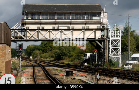 Die erhöhten Stellwerks-am Canterbury Westbahnhof, Canterbury, Kent. Stockfoto