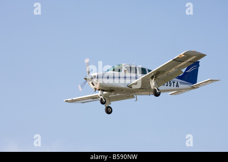 Beech C24R Sierra 200 N39TA im Endanflug mit Fahrgestell bis auf Sandtoft Flugplatz landen Stockfoto