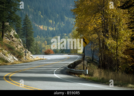 Ein Herbst Blick US Highway 2 östlich von Steven es Pass im US-Bundesstaat Washington. Stockfoto