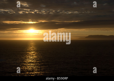 Südafrikanische Sonnenuntergang über dem Ozean. Auf der Suche von Gordons Bay über die Bucht, auf der Kap-Halbinsel Stockfoto