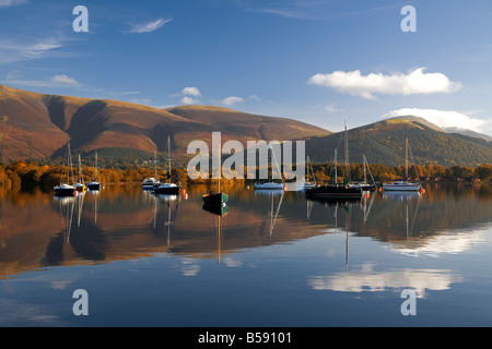 Blick über Derwentwater in Richtung Skiddaw & Blencathra im Herbst, Keswick, Lake District, Cumbria Stockfoto