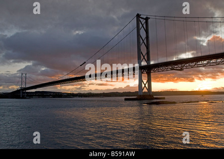 Herbstabend Licht über die Forth Road Bridge von North Queensferry Fife Region Schottland UK Stockfoto