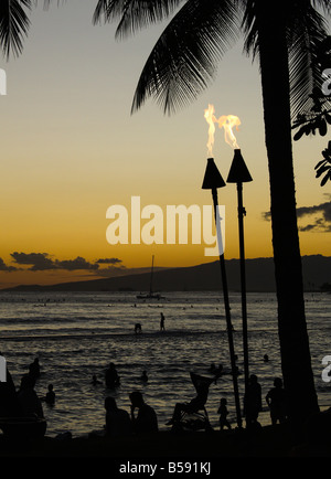 Sonnenuntergang am Strand von Waikiki - Waikiki, Oahu, Hawaii, USA Stockfoto