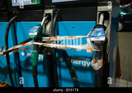 Düsen am leeren Benzin und Diesel Pumpe an Tankstelle auf der Autobahn M40. (42) Stockfoto