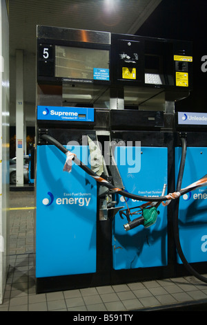 Beschädigte und kaput Benzin und Diesel Pumpe an Tankstelle auf der Autobahn M40. (42) Stockfoto