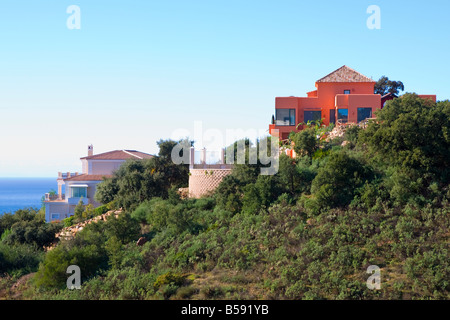 Spanische Luxusvillen gesetzt auf einem Hügel an der Küste Stockfoto