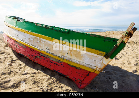 Verlassene Boot am Strand in Marbella Stockfoto