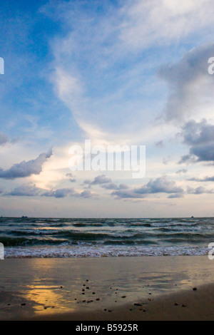 AO Phra Nang Beach in der Abenddämmerung Stockfoto