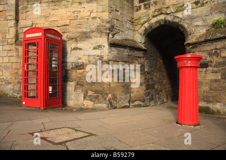 Britische Rote dorische Säule Stil Säule/Letter Box und Telefonzelle Stein Bogen Eingang zum Warwick Town Centre, England, UK Stockfoto