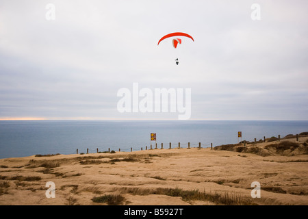 Zwei Gleitschirmflieger Segeln oberhalb des schwarzen Strand von Torrey Pines Segelflugplatz in Kalifornien. Stockfoto