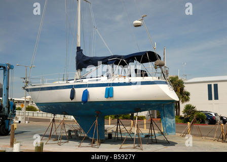 Yacht im Trockendock Stockfoto