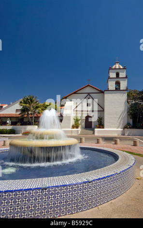 Brunnen-Kirche an Mission San Buenaventura in Ventura, Kalifornien USA Stockfoto