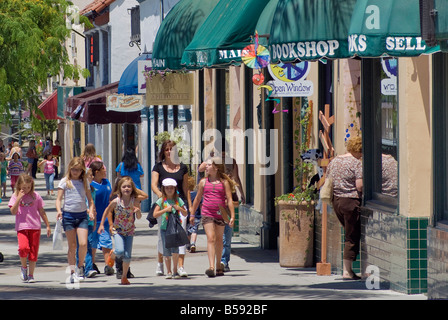 Gruppe junger Mädchen an der Main Street Ventura Kalifornien USA Stockfoto