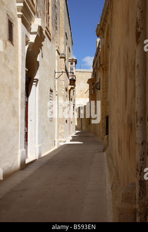 Eine schmale Straße in Mdina, Malta. Stockfoto