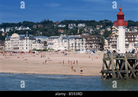 Leuchtturm und Mole, Trouville, Basse-Normandie, Frankreich, Europa Stockfoto