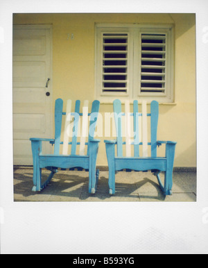 Polaroid von zwei Stühle weiß lackiert und blau auf der Veranda des traditionellen Hauses Vinales Kuba West Indies Mittelamerika Stockfoto