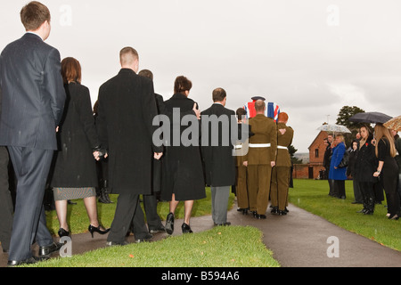 Mitglieder der Household Cavalry tragen Sarg gefolgt von Familie von Trooper James Munday Stockfoto