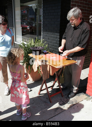 Straße Zauberer Kunststücke Karte für kleine Mädchen Stockfoto