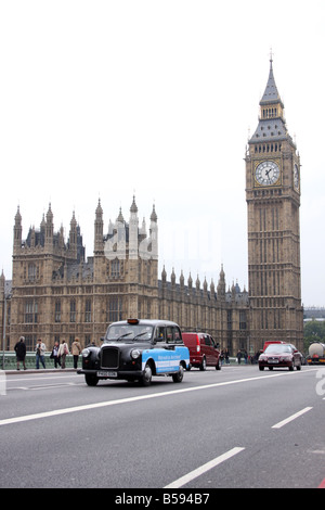 Einem schwarzen Taxi mit Big Ben in London England. Stockfoto