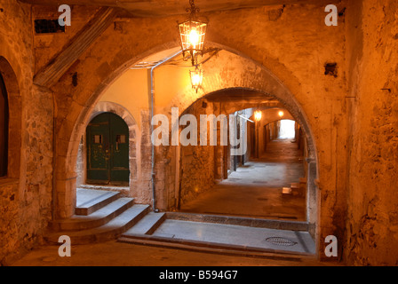 Die mittelalterlichen gewölbten Durchgängen La Rue Obscure in Villefranche in Südfrankreich Stockfoto