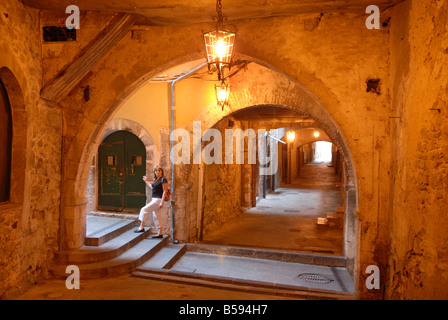 Villefranche der mittelalterlichen gewölbten Durchgängen La Rue Obscure in Villefranche in Südfrankreich Stockfoto