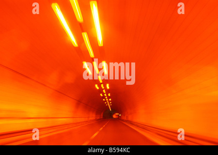 fahren durch einen Tunnel Verkehr Stockfoto