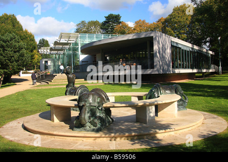 Sitzmöbel in Jephson Gärten mit Blick auf das Restaurant im Park & Tropenhaus, Royal Leamington Spa, Warwickshire Stockfoto