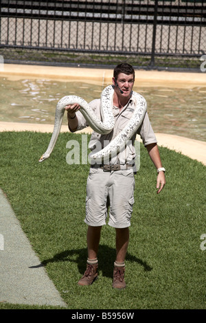Halter mit Schlangen Show Präsentation Demonstration in Australia Zoo Tierwelt und Wildpark Queensland QLD Australien Stockfoto
