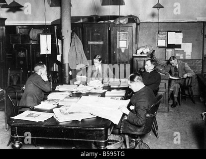 Tägliche News Spiegelsaal im Bouverie Street ca. 1920.; Von links nach rechts William Rider Rider (Photographice Manager) H.F Pothecary (Kopie Schnupper) W.E.Owen im Vordergrund (News Editor-Assistent), John Haydon (Assistent Nachrichtenredakteur) und Leigh D Brownlee (Nachrichtenredakteur) Stockfoto