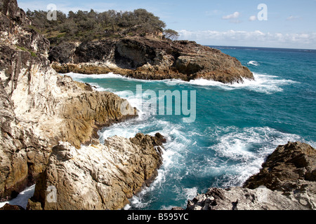 Blick auf Meer und felsigen Klippen von Gorge Walk auf North Stradbroke Island Queensland QLD Australien Stockfoto