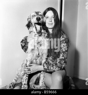 Glamouröse Pat Wrigley und ihr Hund Tim. Juli 1970 70-6838-004 Stockfoto