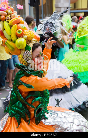 Eine Gruppe von Darstellern Karneval verkleidet im Zentrum von London Stockfoto