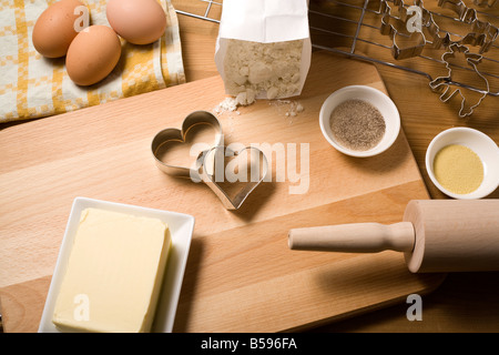 Zutaten und Utensilien zum Backen Weihnachten Spritzgebäck, Herz geformten Ausstechformen in Mitte Stockfoto