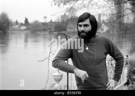 George Best. Fußballer George Best im Bray Haus von Michael "Parkinson", ein Buch über George geschrieben hat. März 1975 Stockfoto